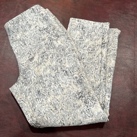 Chico’s Fabulously Slimming Ankle Reptile/Snake Print Stretch Pants-Sz 0.5 (S/6) - Picture 6 of 11